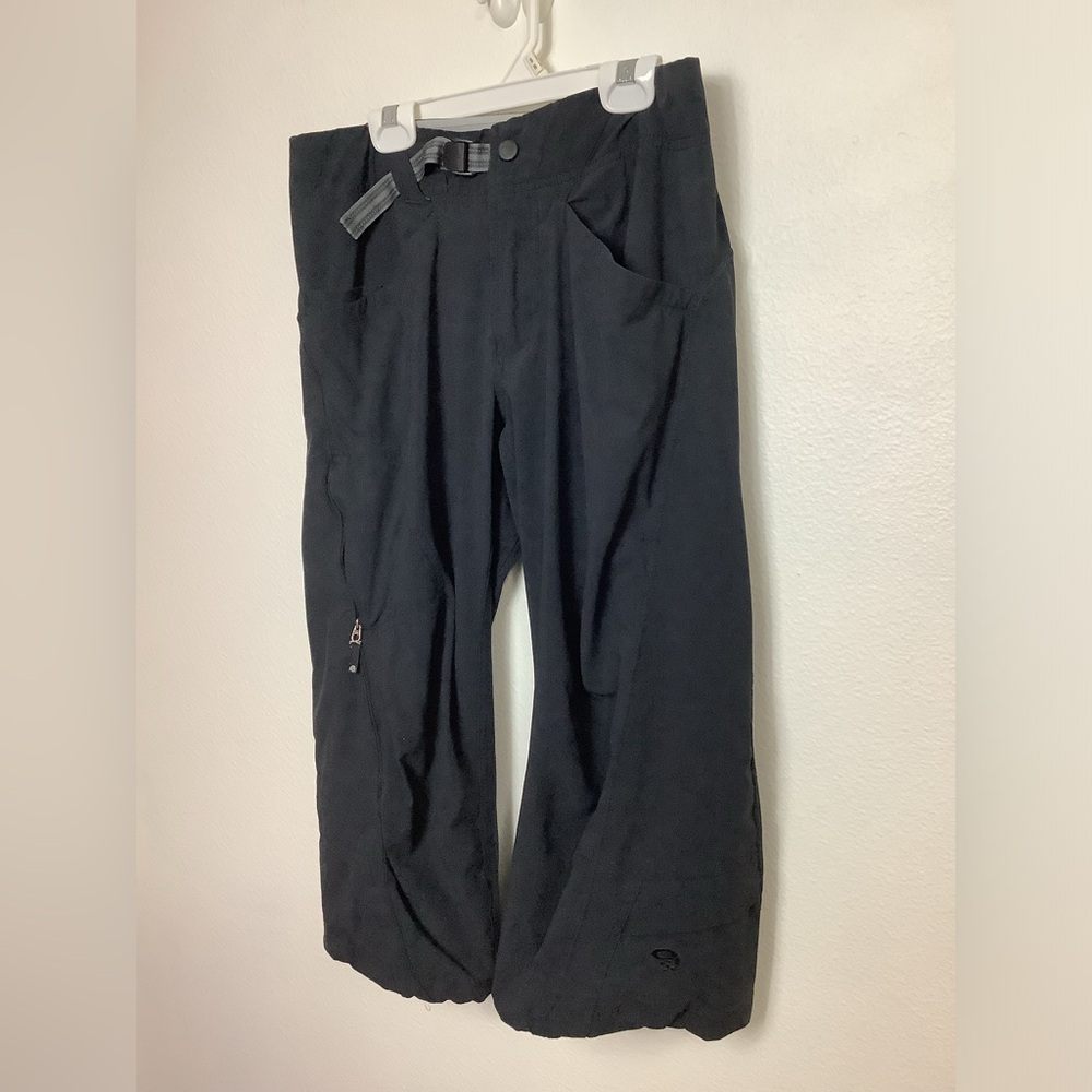 Mountain Hardware SZ 6 women’s Shorts- Capri, outdoors, Black zipper pockets.